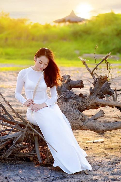 Phó Bí thư Đảng ủy Viễn thông TPHCM Hoàng Văn Hiển tặng giấy khen đến các đơn vị có thành tích xuất sắc năm 2024