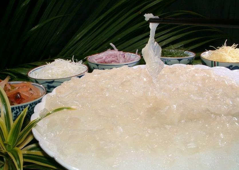 Cờ hoa, băng rôn, bảng hiệu được trang hoàng rực rỡ trên đường Lê Duẩn chào đón Tết Nguyên đán và kỷ niệm 95 năm ngày thành lập Đảng.