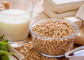 Tại cửa ngõ phía tây, Quốc lộ 50 của huyện Bình Chánh, lúc 17g có rất đông người dân chở hành lý lỉnh kỉnh đổ về TPHCM.