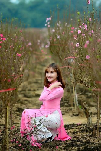 Đông đảo đoàn viên, thanh niên hăng hái tham gia trồng cây tại lễ ra quân.