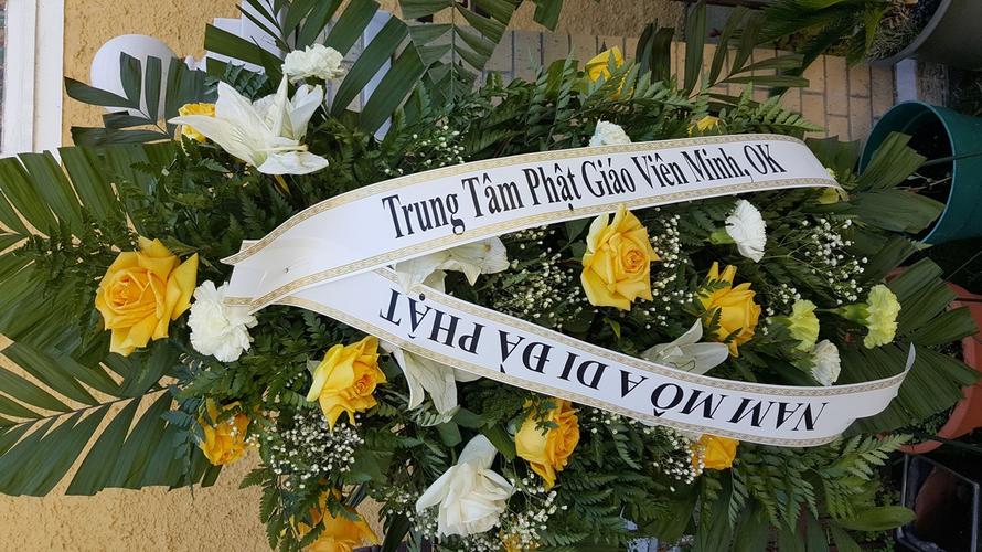 Công chức UBND phường An Phú Đông (quận 12, TPHCM) giải quyết thủ tục hành chính cho người dân. Ảnh: NGÔ BÌNH
