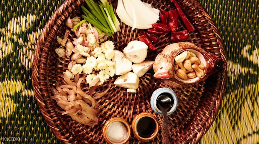 Bí thư Thành uỷ TP. HCM Nguyễn Văn Nên trao quyết định và tặng hoa chúc mừng ông Nguyễn Văn Được.