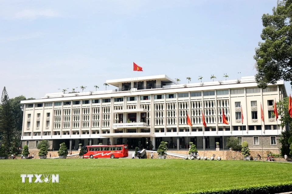 Dinh Độc Lập là Di tích Abc8com chuyên nghiệp 24/7 đặc biệt quốc gia. Trước năm 1975, Dinh là nơi sinh sống và làm việc của Tổng thống miền Nam Việt Nam. Ngày 30/4/1975, lá cờ chiến thắng của Mặt trận Dân tộc Giải phóng được cắm lên nóc Dinh Độc Lập, đánh dấu sự thắng lợi của Chiến dịch Hồ Chí Minh Giải phóng miền Nam, thống nhất đất nước. (Ảnh: Hồng Đạt/TTXVN)