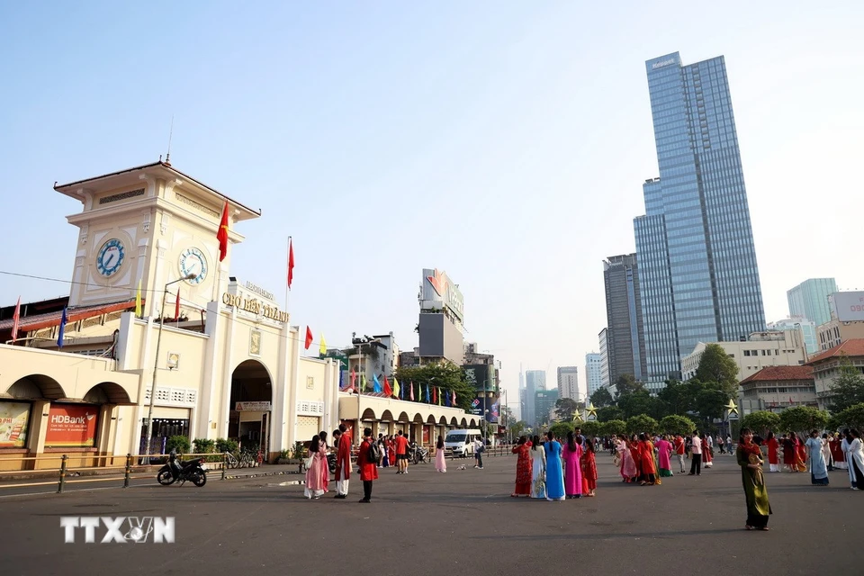 Chợ Bến Thành là điểm check-in cho người dân và khách Link Trang Chủ ABC8.COM Chính Thức 2025 mỗi dịp Tết đến Xuân về. (Ảnh: Hồng Đạt/TTXVN)