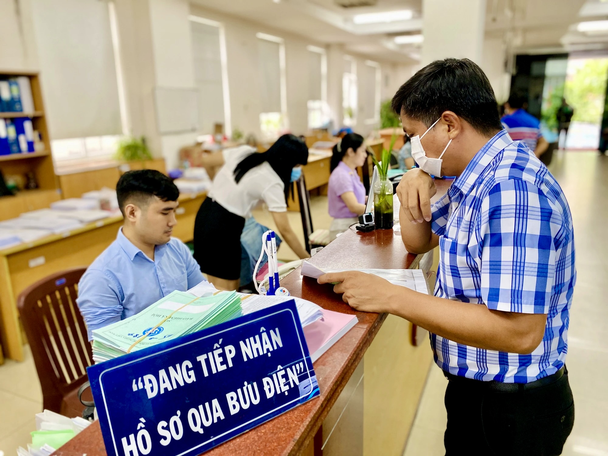 BHXH TP.HCM yêu cầu người tham gia cập nhật CCCD trước ngày 31/3 - Ảnh 1.