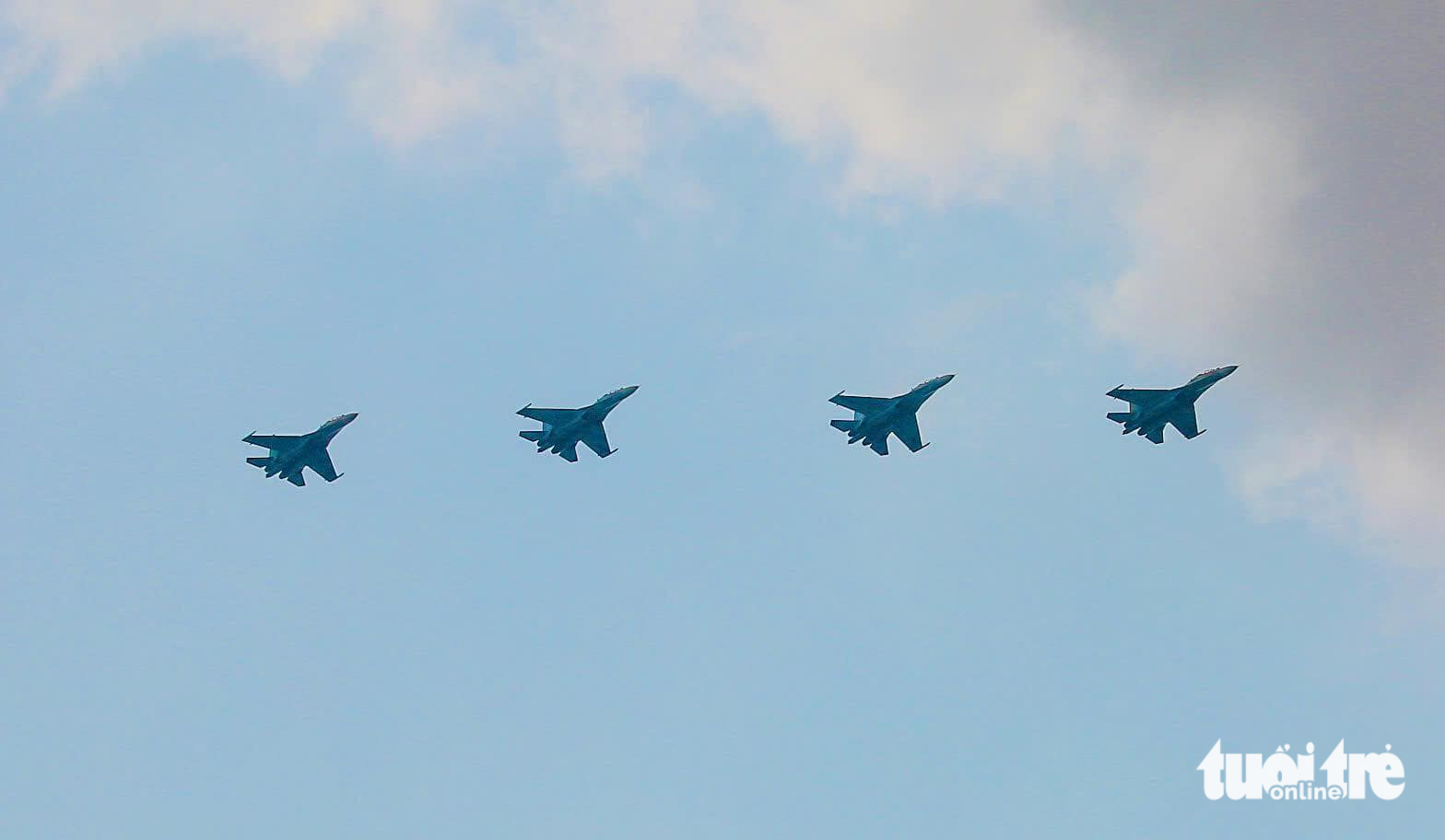 Trực thăng, Yak-130 và Su-30MK2 bay tập luyện trên bầu trời trung tâm TP.HCM - Ảnh 8.