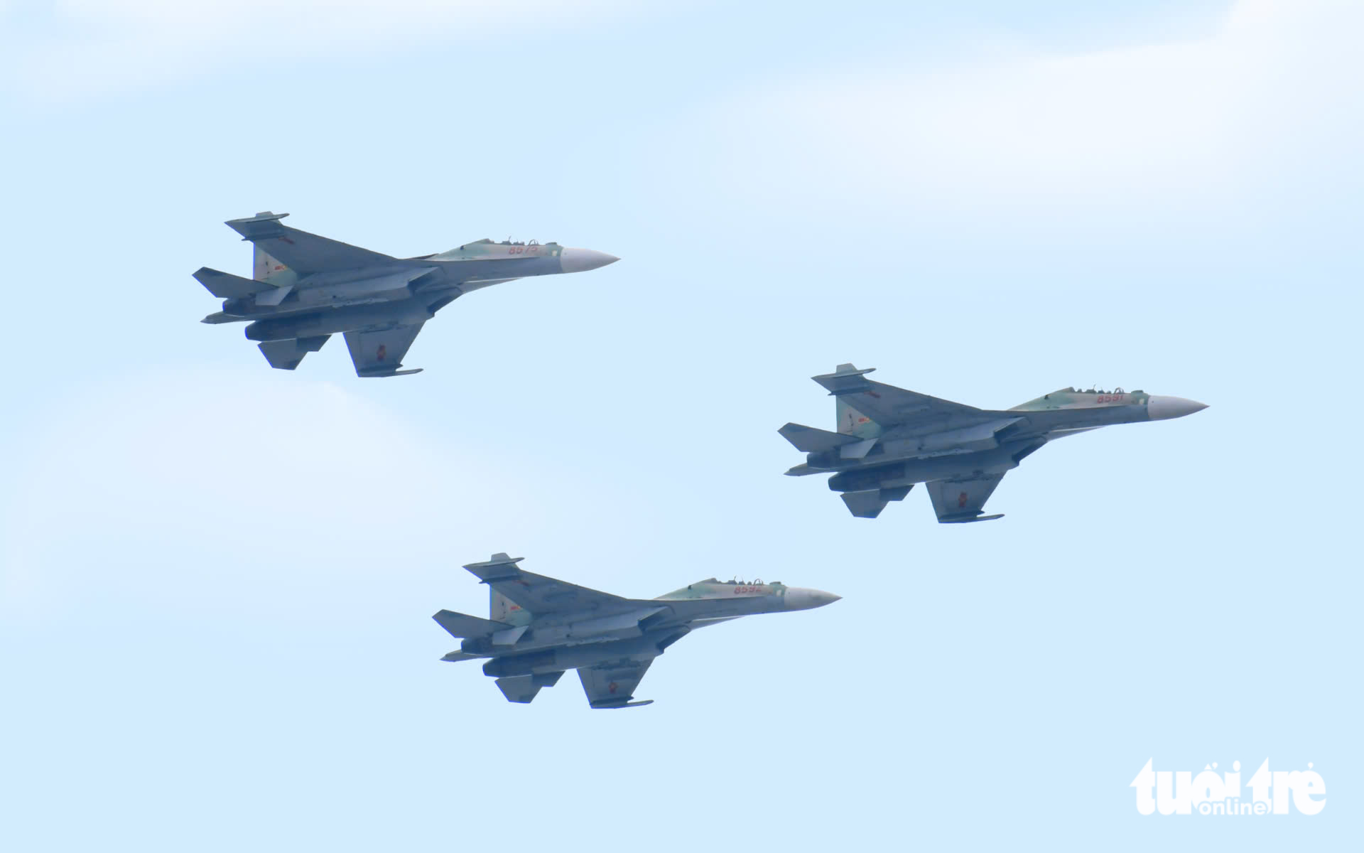 Trực thăng, Yak-130 và Su-30MK2 bay tập luyện trên bầu trời trung tâm TP.HCM - Ảnh 6.