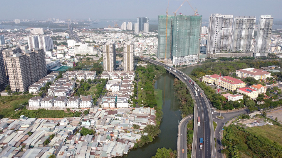 Đường dẫn trên cao nối từ Đại lộ Nguyễn Văn Linh, quận 7 vào cầu Phú Mỹ, thành phố Thủ Đức (Thành phố Hồ Chí Minh). (Ảnh: Trung Tuyến/TTXVN)
