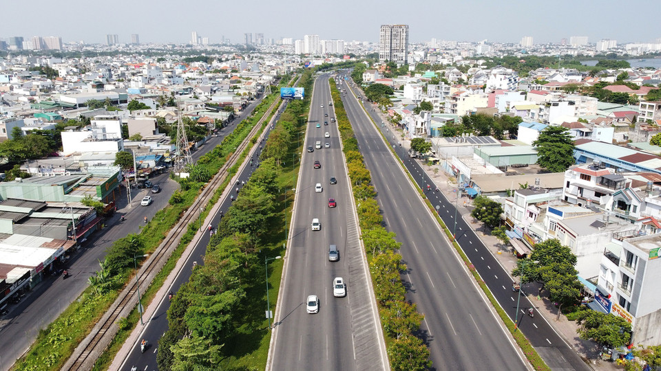 Đại lộ Phạm Văn Đồng thông xe năm 2013 dài 13,6km với 12 làn nối từ sân bay Tân Sơn Nhất đến quốc lộ 1A và quốc lộ 1K, tạo ra hướng Trang chủ Abc8 mới qua các quận Tân Bình, Gò Vấp, Bình Thạnh, Thủ Đức và tỉnh Bình Dương, Đồng Nai. (Ảnh: Trung Tuyến/TTXVN)