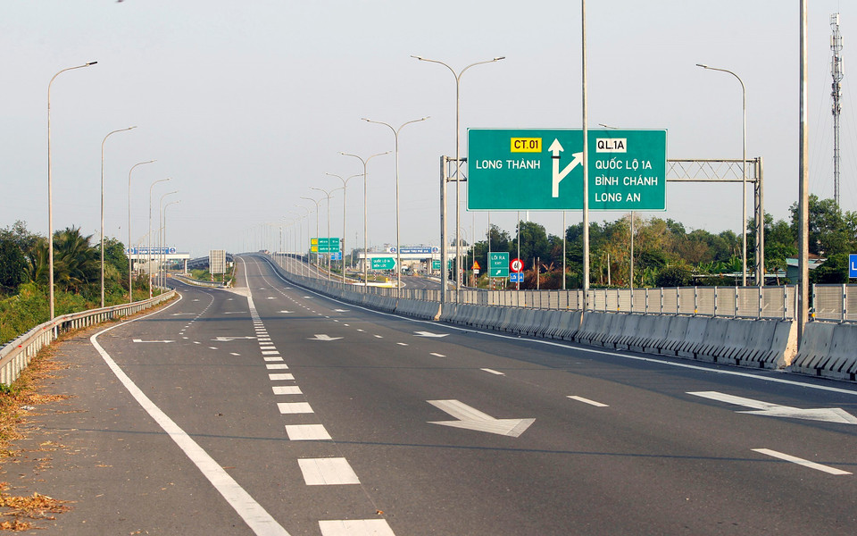 Tuyến đường cao tốc Bến Lức-Long Thành đoạn qua tỉnh Long An-Thành phố Hồ Chí Minh dài hơn 57km với bốn làn xe và hai làn khẩn cấp dự kiến sẽ hoàn thành vào tháng 9/2026. (Ảnh: Thanh Vũ/TTXVN)