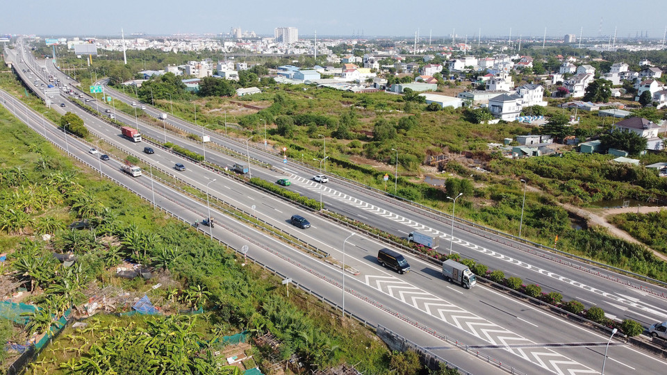 Tuyến đường cao tốc Thành phố Hồ Chí Minh-Long Thành-Dầu Giây kết nối trực tiếp thành phố với tỉnh Đồng Nai và Bà Rịa-Vũng Tàu dài 55,7km với bốn làn xe và hai làn khẩn cấp. (Ảnh: Thanh Vũ/TTXVN)