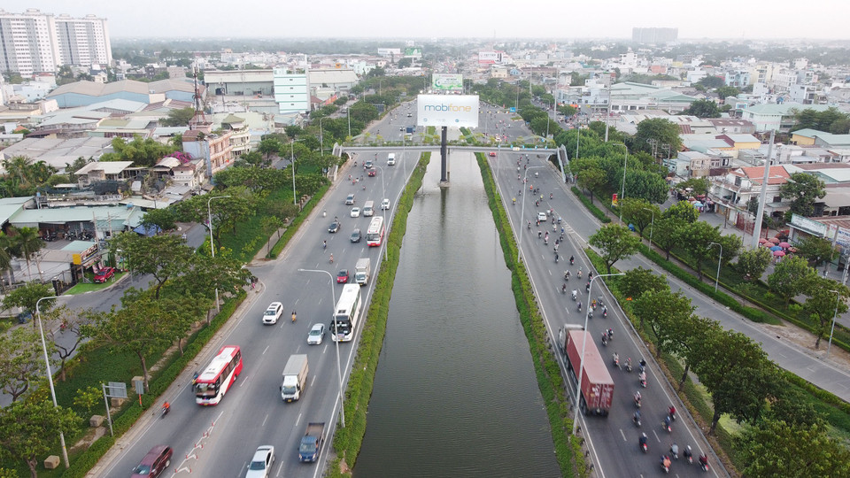 Quốc lộ 1 đoạn qua huyện Bình Chánh (Thành phố Hồ Chí Minh) sau khi được mở rộng lên đến tám làn xe. (Ảnh: Trung Tuyến/TTXVN)