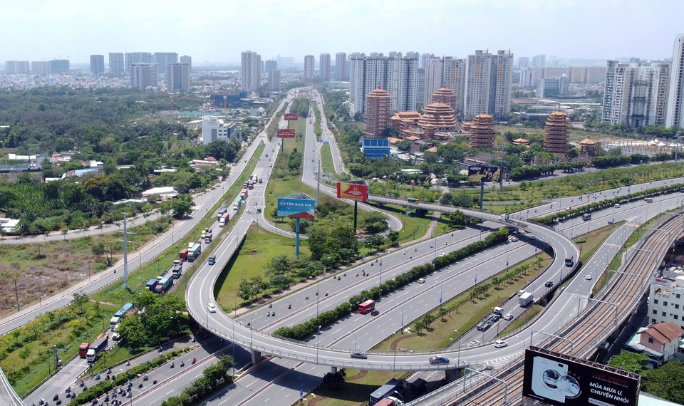 Đại lộ Mai Chí Thọ, thành phố Thủ Đức (Thành phố Hồ Chí Minh) dài hơn 6,3km, có quy mô 12 làn xe, kết nối Hầm Thủ Thiêm-Đại lộ Võ Nguyên Giáp. (Ảnh: Trung Tuyến/TTXVN)