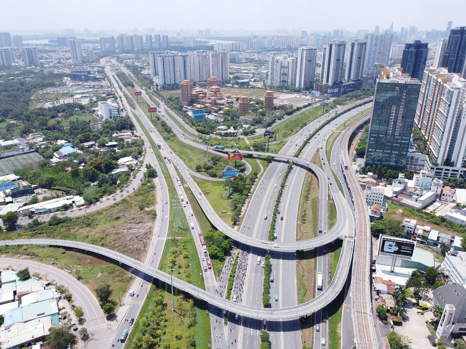 Nút Trang chủ Abc8 Cát Lái, đoạn giao giữa hai trục đường Võ Nguyên Giáp và Mai Chí Thọ hoàn thành năm 2010 là tuyến đường quan trọng khu vực cửa ngõ phía Đông nối Thành phố Hồ Chí Minh với các tỉnh Đông Nam Bộ và các khu vực miền Đông Nam Bộ, Tây Nguyên. (Ảnh: Trung Tuyến/TTXVN)