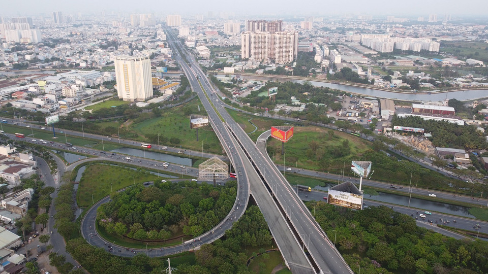 Nút giao đại lộ Võ Văn Kiệt-Quốc lộ 1, đoạn qua huyện Bình Chánh là cửa ngõ quan trọng phía Tây của Thành phố Hồ Chí Minh. (Ảnh: Trung Tuyến/TTXVN)