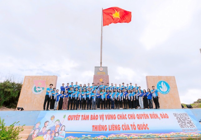 Thanh niên, sinh viên TPHCM hướng về biển đảo Tổ quốc ảnh 1