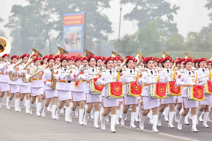Khối nữ quân nhạc tham gia hợp luyện. (Ảnh: Minh Đức/TTXVN)
