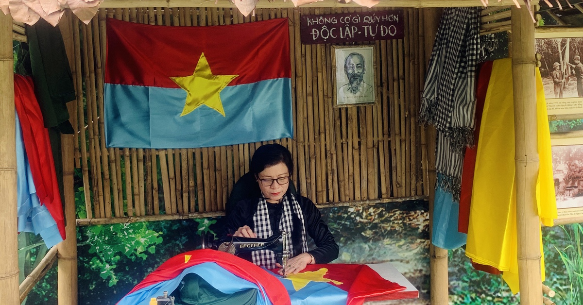 Ăn khoai mì dưới giao thông hào kiểu du kích ở Bảo tàng Chiến dịch Hồ Chí Minh