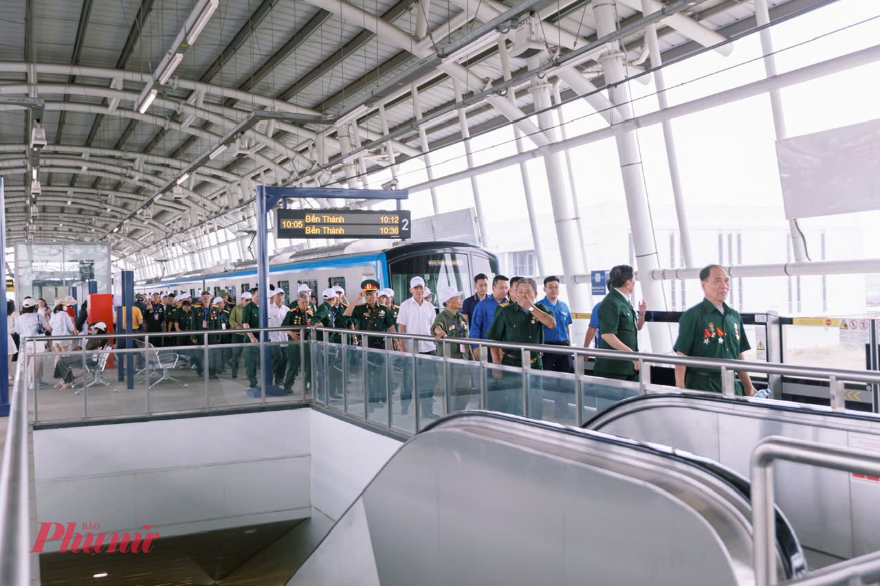 Và trải nghiệm tuyến metro số 1 để cảm nhận thêm về một thành phố hiện đại và phát triển sau 50 đất nước thống nhất