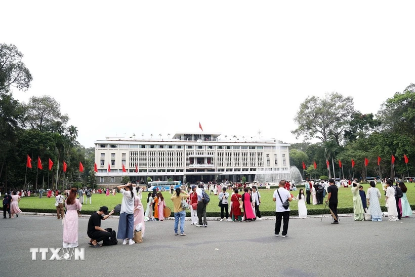Rất đông khách Link Trang Chủ ABC8.COM Chính Thức 2025 tham quan Dinh Độc Lập. (Ảnh: Hồng Đạt/TTXVN)