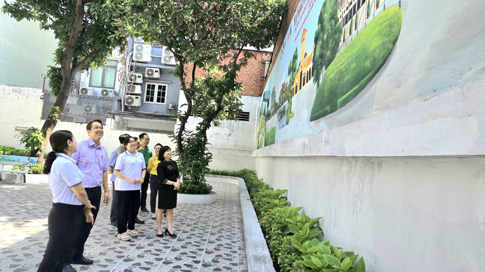 TPHCM: Sửa nhà, mở hẻm cho dân chào mừng ngày độc lập Bãi đất trống tại 45 Ông Ích Khiêm vừa được phường 10, quận 11 xây dựng thành điểm sinh hoạt cộng đồng