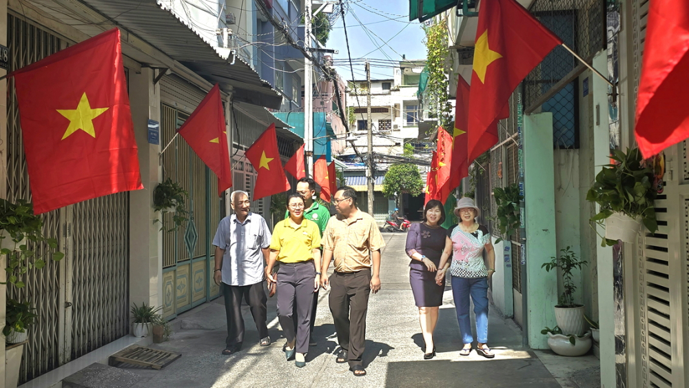 TPHCM: Sửa nhà, mở hẻm cho dân chào mừng ngày độc lập Tuyến hẻm 194 Lạc Long Quân được mở rộng nhờ sức dân, rực rỡ cờ Tổ quốc đón chào 50 năm ngày Giải phóng miền Nam, thống nhất đất nước
