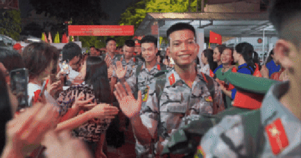 Khối diễu binh A50 tạm biệt TP HCM: "Tình cảm của bà con làm chúng tôi rất xúc động!"