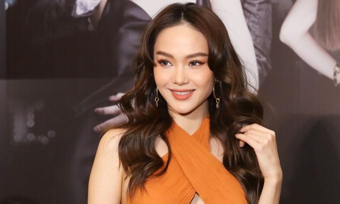 Bác sĩ Dư Tuấn Quy đang khám cho bệnh nhi viêm màng não tại Bệnh viện Nhi Đồng 1 - ẢNH: T.Q.