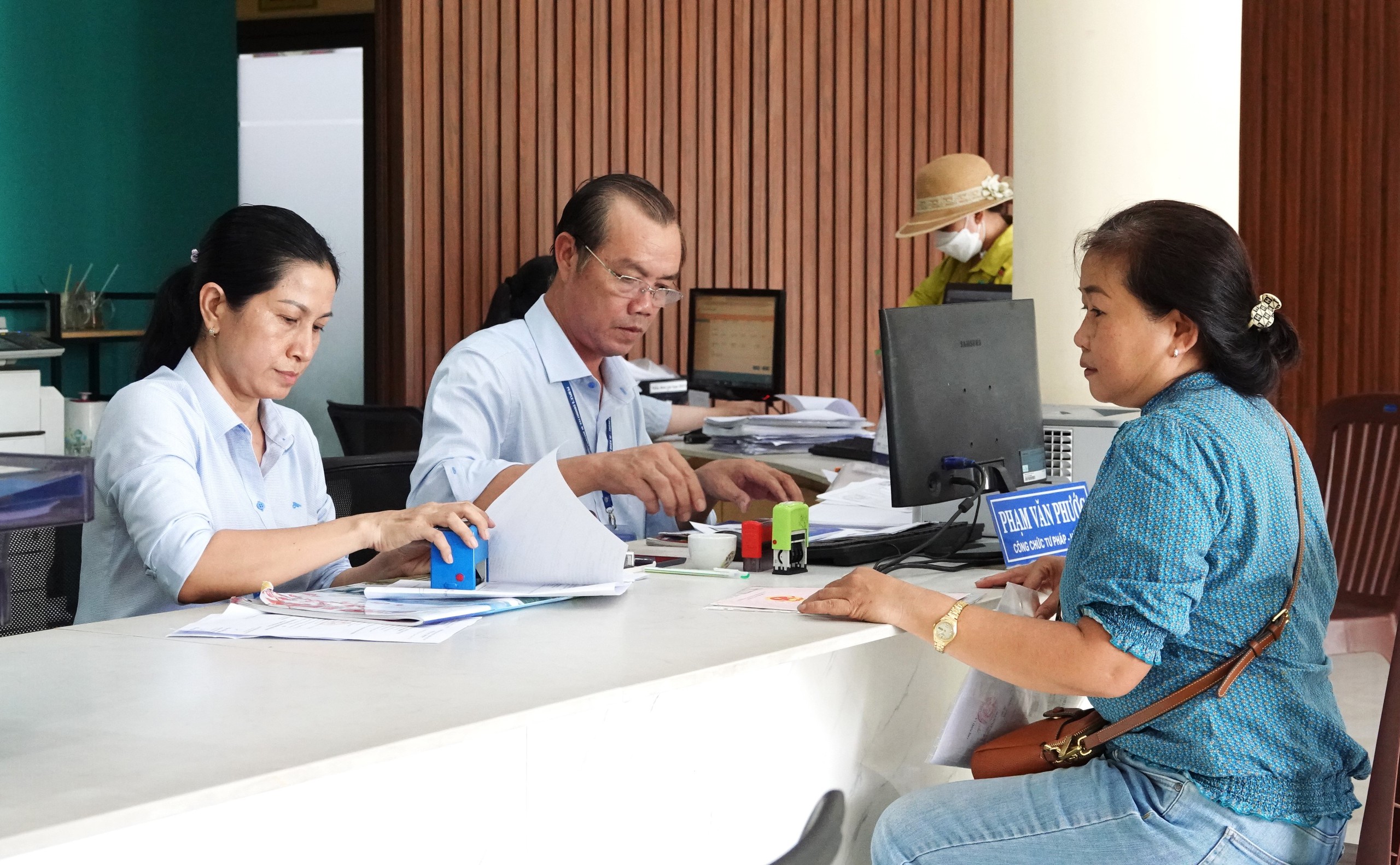 TP.HCM chuyển cán bộ cấp huyện, cấp xã thành công chức - Ảnh 1.