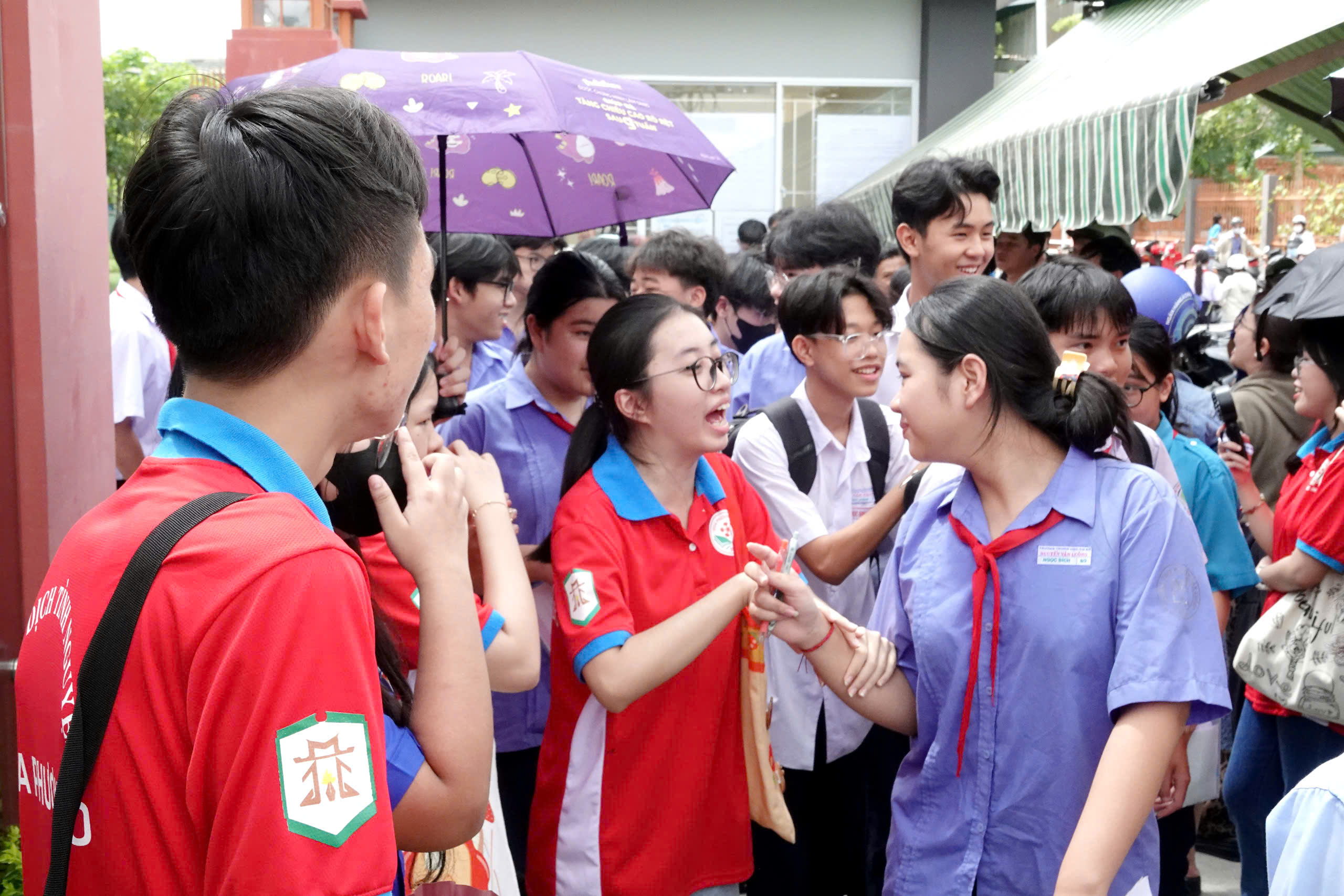 Đề thi lớp 10 hay, hiện đại và phân hóa tốt- Ảnh 2.