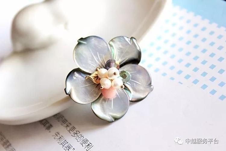 Học sinh Trường THCS - THPT Hai Bà Trưng (quận Tân Bình, TPHCM) cùng các nghệ sĩ của Trung tâm UNESCO Bảo tồn và Phát triển Đờn ca tài tử Nam Bộ biểu diễn các tiết mục kết hợp diễn xướng dân gian, đờn ca tài tử, cải lương tuồng cổ - ẢNH: TRANG THƯ