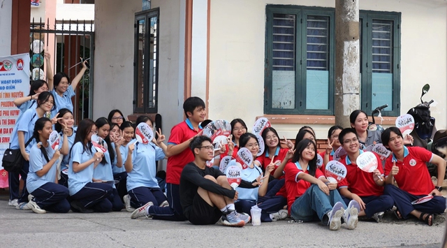 Mùa hè sôi động của Đăng Ký, Đăng Nhập ABC8 Bao Chặn Hoa phượng đỏ- Ảnh 1.