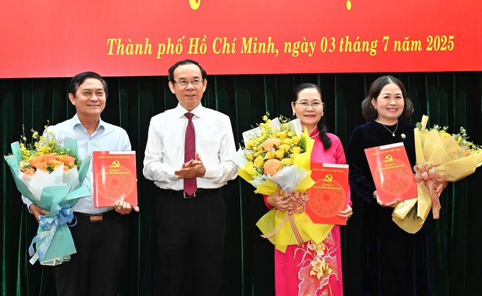 Bí thư Thành ủy TP HCM Nguyễn Văn Nên trao quyết định nghỉ hưu trước tuổi cho các lãnh đạo- Ảnh 1.