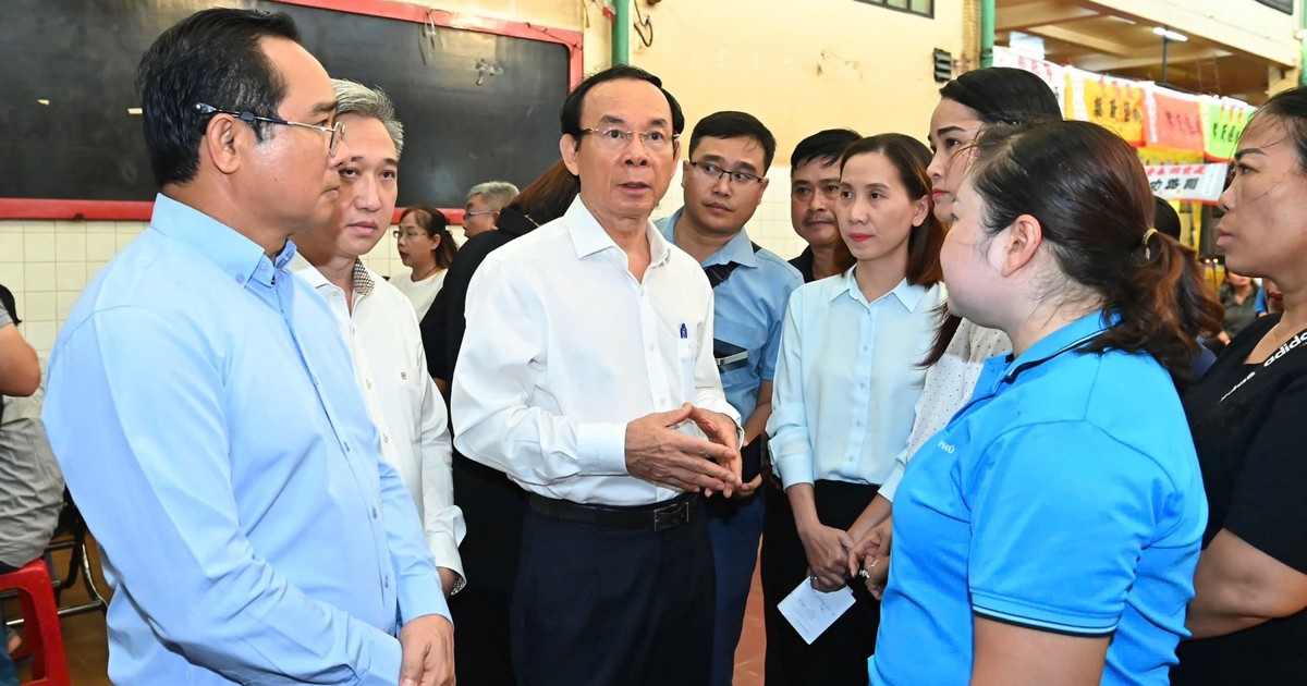 Đoàn lãnh đạo TPHCM đến viếng tang, thăm hỏi và động viên gia đình nạn nhân vụ cháy cư xá Độc Lập