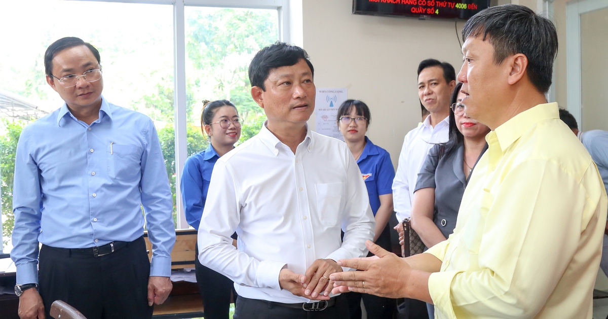 Chủ tịch HĐND TP.HCM Võ Văn Minh khảo sát công tác phục vụ người dân tại xã Nhà Bè
