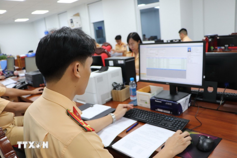 Phòng Cảnh sát Trang chủ Abc8 Thành phố Hồ Chí Minh (khu vực Bình Dương) tăng ca, làm cuối tuần để kịp tiến độ cấp giấy phép lái xe. (Ảnh: Huyền Trang/TTXVN)