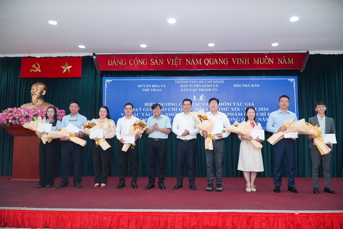 Khen thưởng 70 tác phẩm báo chí xuất sắc viết về TP HCM trong quý II/2025- Ảnh 1.