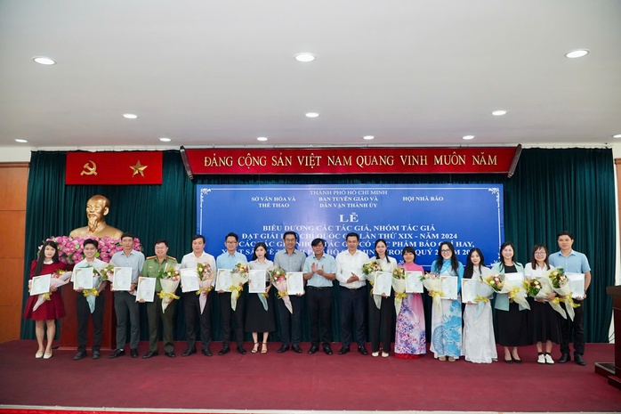 Khen thưởng 70 tác phẩm báo chí xuất sắc viết về TP HCM trong quý II/2025- Ảnh 2.