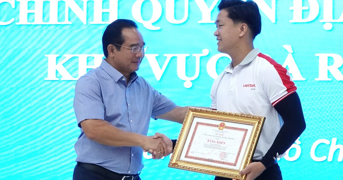 Chủ tịch UBND TP.HCM trao bằng khen cho chàng trai cứu sống 2 mẹ con dưới hồ bơi