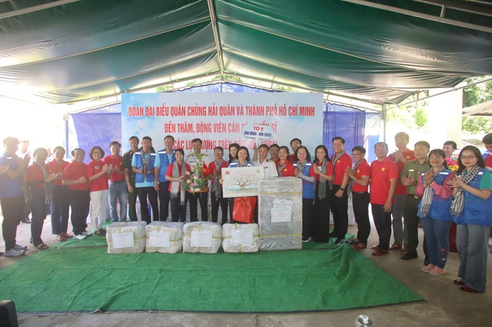 Ấm tình TP HCM với cán bộ, chiến sĩ và Abc8vip00 vui chơi đổi thưởng đảo Hòn Khoai, Hòn Chuối - Ảnh 2.