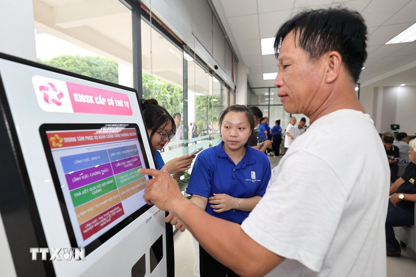 Đông đảo đoàn viên thanh niên tăng cường hỗ trợ người dân tại Trung tâm Phục vụ Hành chính công phường Thủ Đức, Thành phố Hồ Chí Minh. (Ảnh: Thanh Vũ/TTXVN)