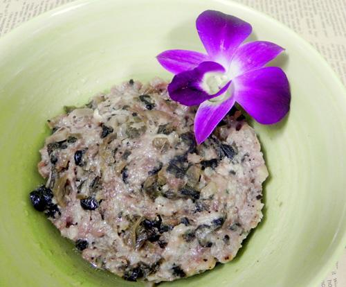 Lãnh đạo địa phương, MTTQ, Hội Phụ nữ, đơn vị tài trợ cùng gia đình ông Nhân thực hiện nghi thức khởi công xây dựng nhà Đại đoàn kết 