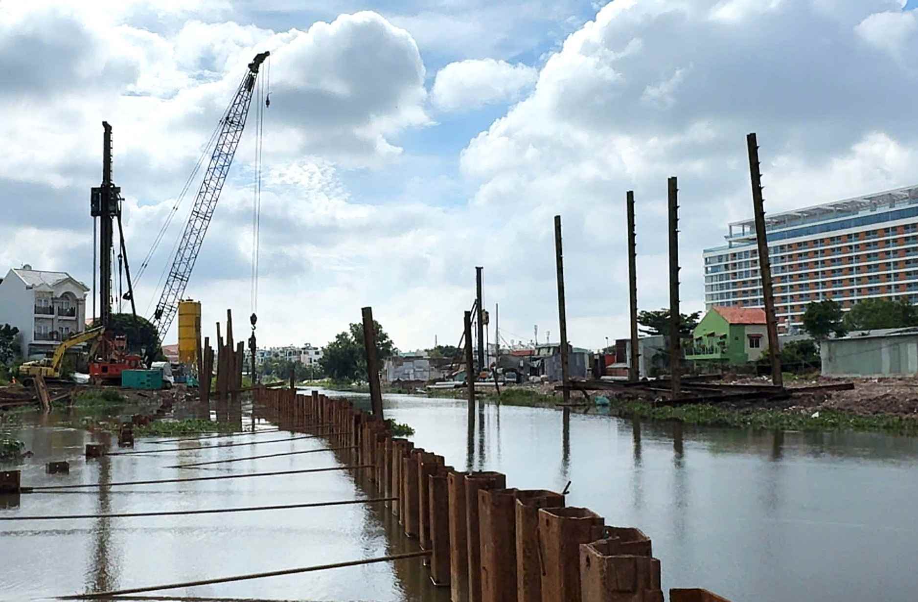 Thi công cải tạo rạch Xuyên Tâm qua phường An Nhơn (TPHCM). Ảnh: Minh Quân
