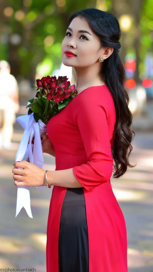 Các đại biểu cắt băng khai mạc triển lãm - Ảnh: Ngọc Tuyết