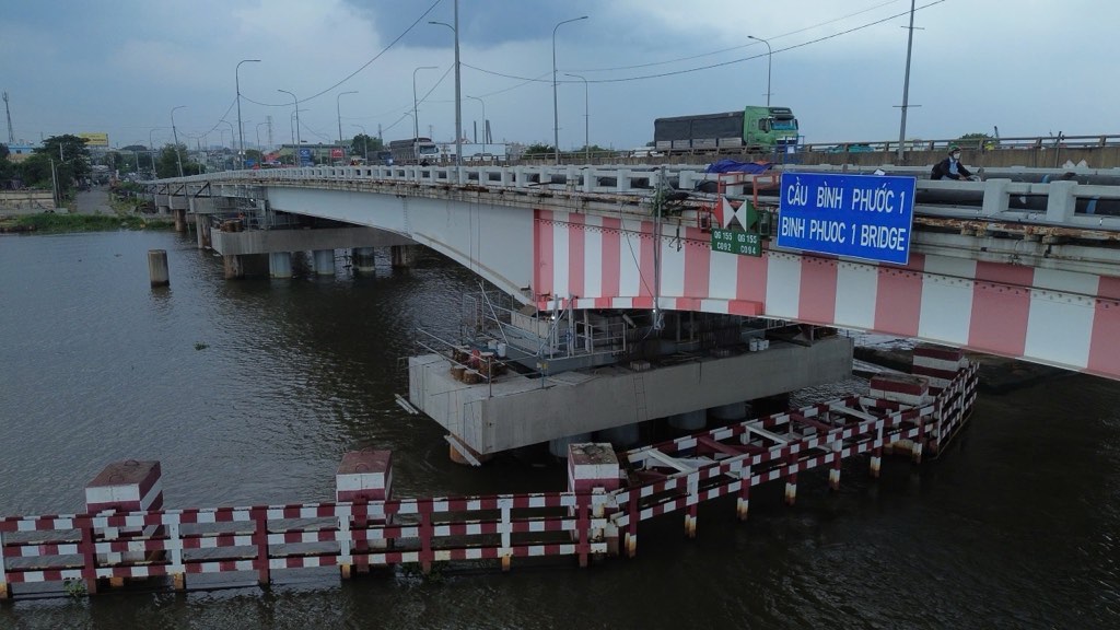 Cận cảnh cầu Bình Phước 1 ở TPHCM đang được kích nâng 1,25 m bằng công nghệ hiện đại