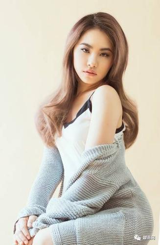 Khán giả trẻ hào hứng giao lưu, thử sức cùng nghệ sĩ Hát Bội trên sân khấu.