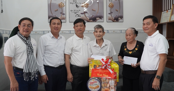 Đoàn công tác Đảng ủy các cơ quan Đảng TP HCM thăm, tặng quà gia đình chính sách tại Côn Đảo