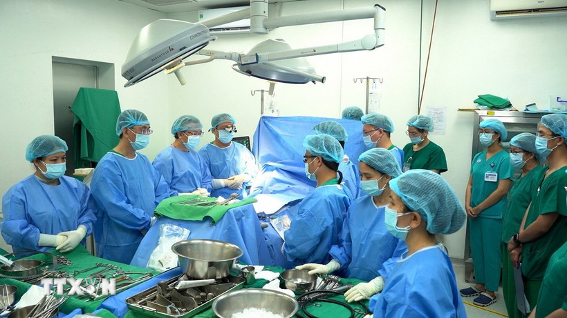 Các y bác sỹ mặc niệm tri ân người hiến tạng trước khi tiến hành lấy tạng. (Ảnh: TTXVN phát)