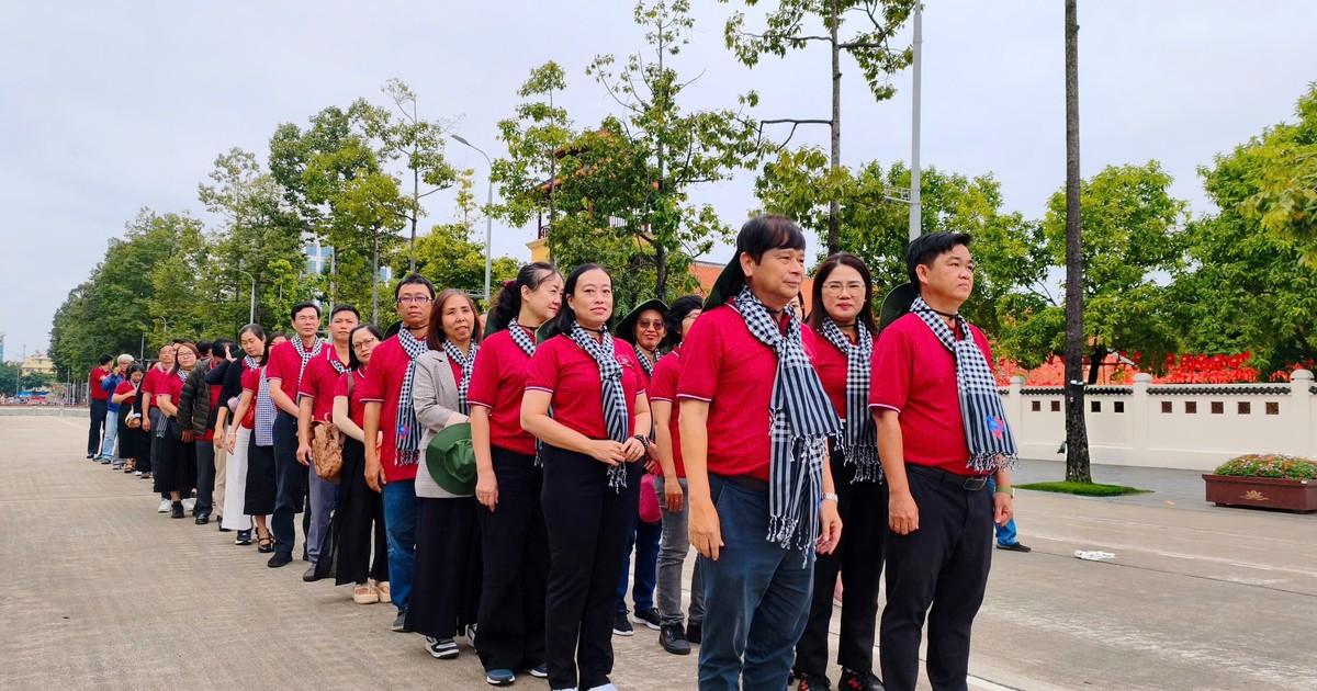 Cán bộ tuyên giáo, dân vận, báo chí, xuất bản tiêu biểu TPHCM viếng Lăng Bác