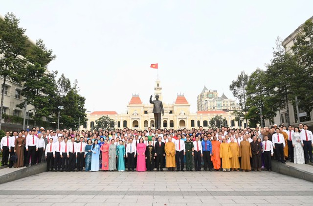 Đại biểu dự Đại hội MTTQ Việt Nam TPHCM dâng hoa tưởng nhớ Chủ tịch Hồ Chí Minh- Ảnh 2.